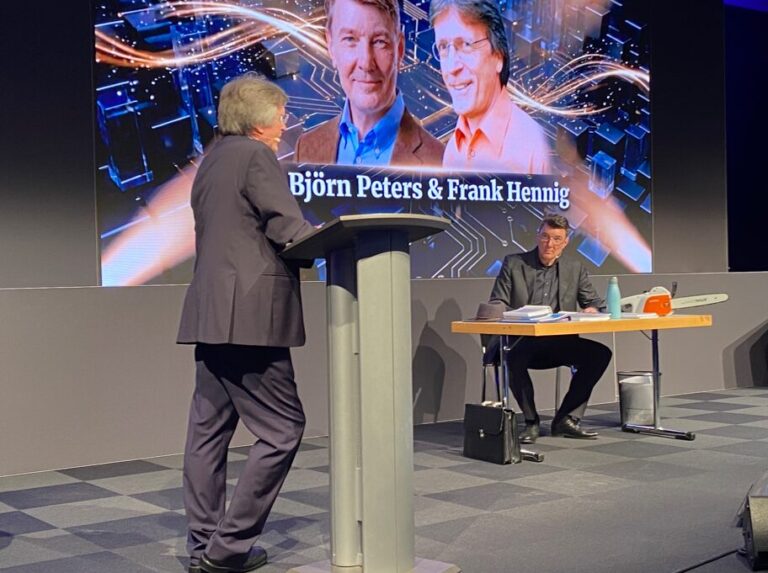 Anti-Bürokratie: Während der Milei-Konferenz geht es auch mit Humor gegen den Bürokratismus.