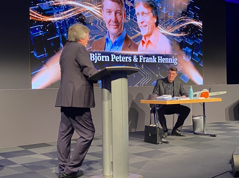 Anti-Bürokratie: Während der Milei-Konferenz geht es auch mit Humor gegen den Bürokratismus.