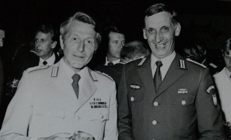 Ritterkreuzträger Heinz Rafoth (l.) mit GSG-9-Kommandeur Ulrich Wegener um 1977.