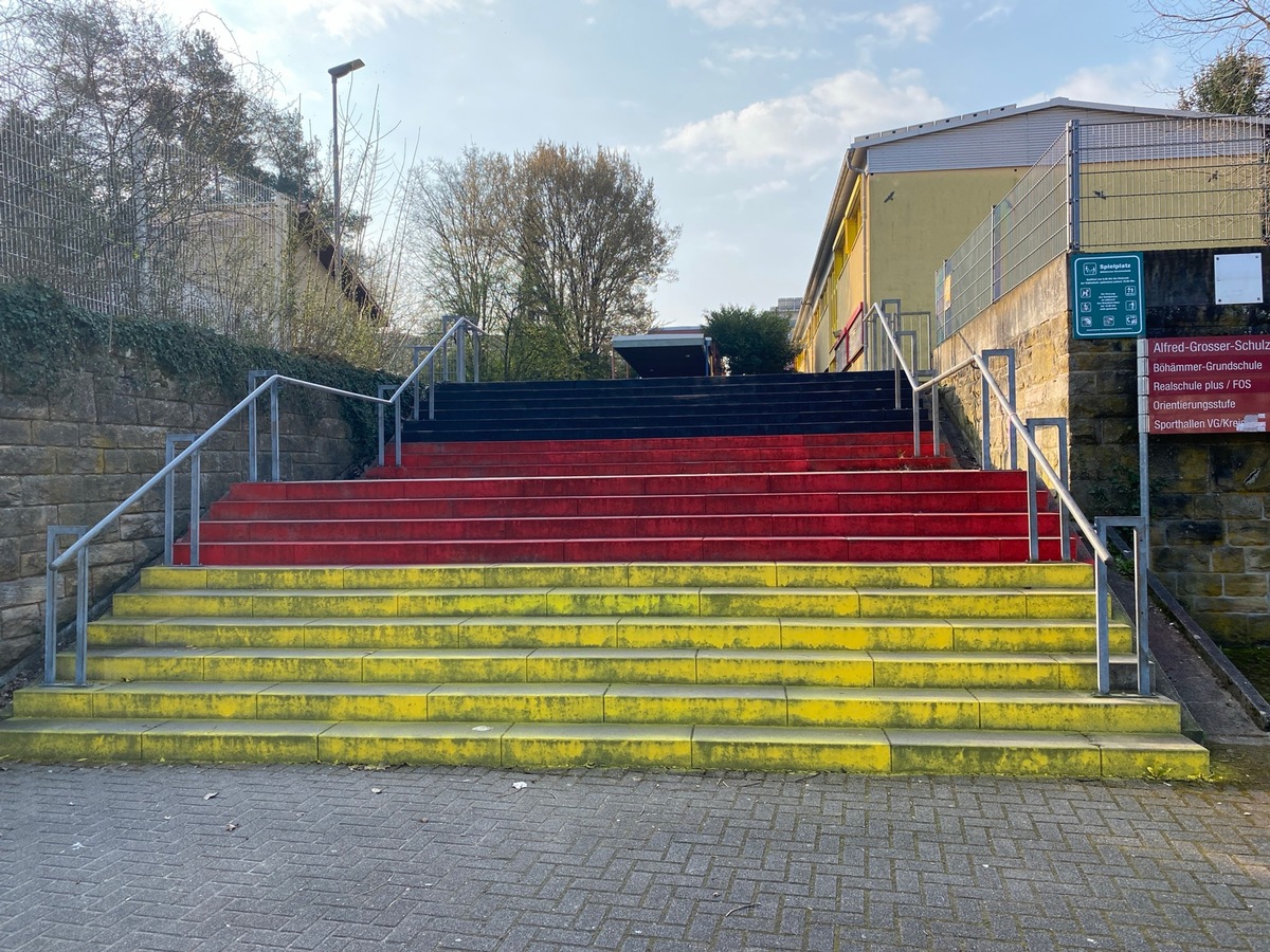An diesen Farben stört sich die Schulleitung: Schwarz-Rot-Gold. Die Deutschlandfahne auf der Treppe wurde übermalt.. Foto: Polizeidirektion Landau