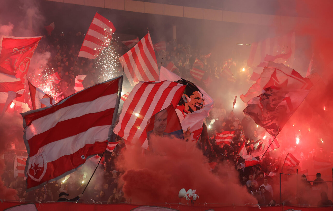 Jesus. Fans von Crvena Zvezda (Roter Stern Belgrad) sorgten mit mehreren Aktionen für Wirbel. Foto: IMAGO / Starsport