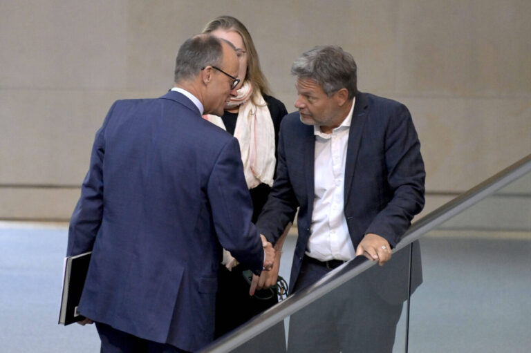 Wehrten sich bereits mit Paragraph 188 gegen Politikerbeleidigung: Kanzler Friedrich Merz (CDU, l.) und Ex-Wirtschaftsminister Robert Habeck (Grüne). Foto: IMAGO / Future Image