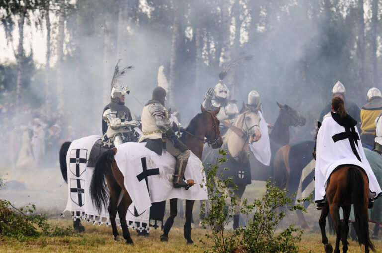 Deutsche Ordensritter auf Pferden – es handelt sich um eine Nachstellung der Schlacht bei Tannenberg von 1410, die das Verhältnis zwischen Polen und Deutschland lange dominierte