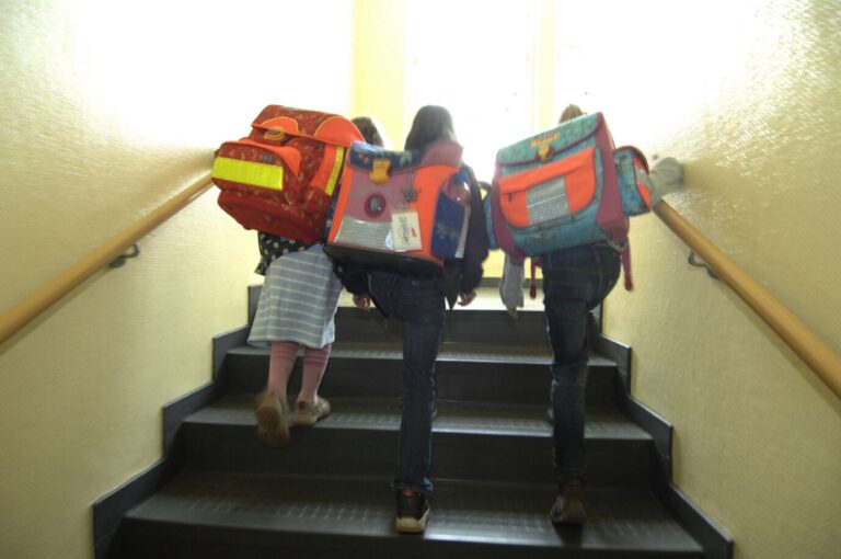 Weil ein Geländer zu niedrig ist, muss ein Frankfurt Wachpersonal in einer Schule aufpassen. Symbolbild: IMAGO / Felix Jason