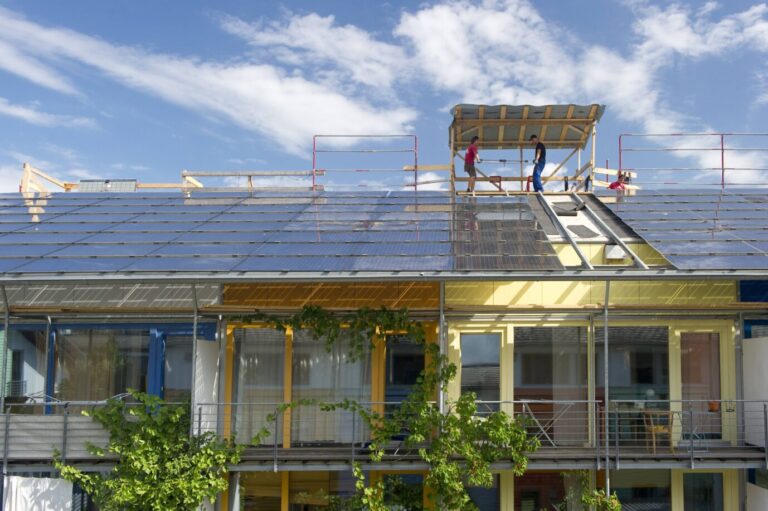 Installation einer Solaranlage auf einem Dach, Solarsiedlung im Vauban-Viertel, Freiburg im Breisgau, Baden-Württemberg, Deutschland, Europa ibldjs03845178.jpg Installation a Solar system on a Roof Solar settlement in Vauban Quarter Freiburg in Breisgau bath Wuerttemberg Germany Europe ibldjs03845178 JPG