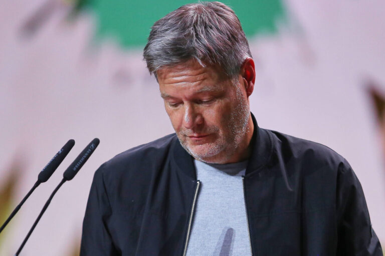 Der ehemalige Wirtschaftsminister und Erschaffer des nun reformierten Heizungsgesetzes: Robert Habeck (Grüne), trägt eine schwarze Jacke und schaut betrübt zu Boden