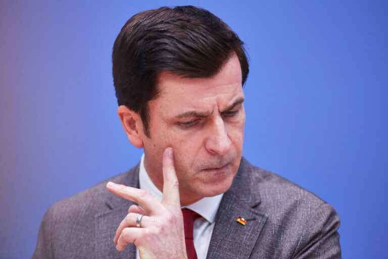 Der Hauptgeschäftsführer des Deutschen Städte- und Gemeindebundes, André Berghegger, sieht die Gefahr einer neuen Flüchtlingswelle.