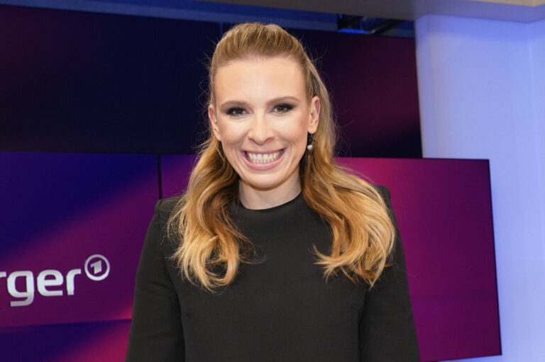 Ehemalige Bild- heutige Welt-Journalistin Nena Brockhaus (geborene Nene Schink), Moderatorin der Talkshow „Viertel nach Acht“, die heute „Meinungsfreiheit“ heißt.