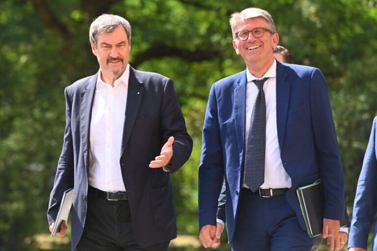 Bayerns Ministerpräsident Markus Söder (CSU, l.) und Kulturstaatsminister Wolfram Weimer. Foto: IMAGO / Sven Simon