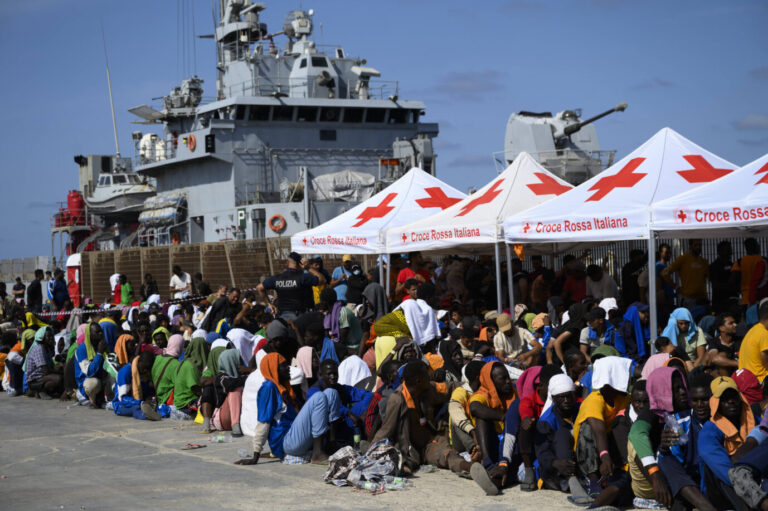 Das Bild zeigt Asylmigranten auf Lampedusa. Die EU hat ein Gesetz bewilligt, das Abschiebezentren ausserhalb der EU ermöglicht.