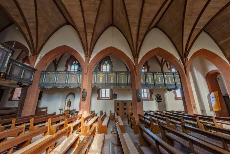 Menschenleerer Innenraum der Kirche St. Ursula in Oberursel, Hessen mit Kirchenbänken, Haupt- und Seitenschiff Menschenleerer Innenraum der Kirche St. Ursula in Oberursel, Hessen mit Kirchenbänken, Haupt- und Seitenschiff LicenseRM Copyright: xZoonar.com/FrankxWagnerx 24150316