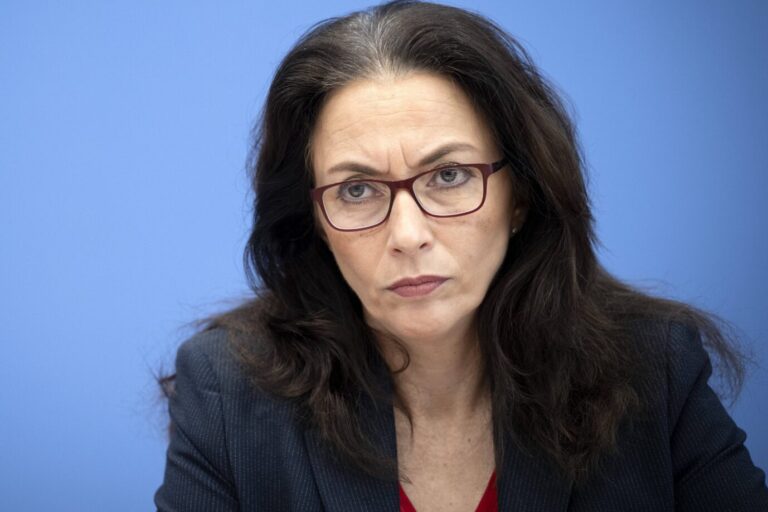 All das Reden der DGB-Chefin Yasmin Fahimi nützt wenig: Gewerkschafts-Mitglieder wählen AfD.