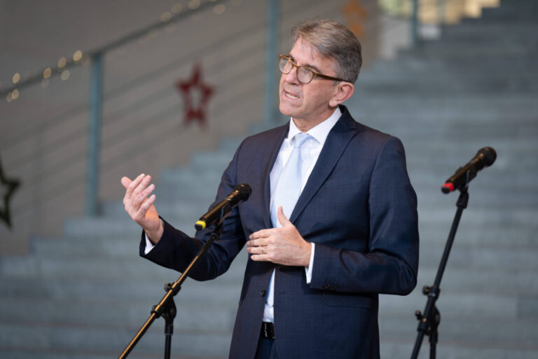 Der Kulturstaatsminister Wolfram Weimer steht vor einem Mikrofon und gestikuliert