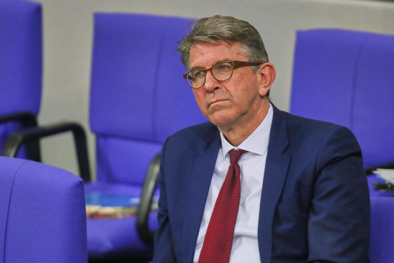 Kulturstaatsminister Wolfram Weimer (Parteilos) sitzt und guckt bedröppelt