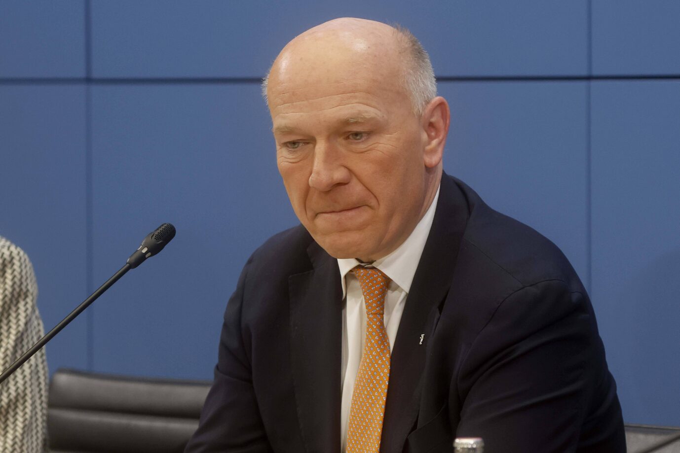 Berlins Regierender Bürgermeister Kai Wegner (CDU) schaut nervös und besorgt nach unten