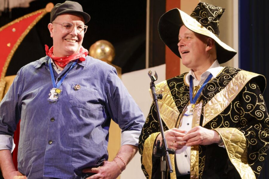 Gemeinsamer Fastnacht-Auftritt in Rheinland-Pfalz: SPD-Ministerpräsident Alexander Schweitzer (links) als Schweizer Käsehändler und CDU-Spitzenkandidat Gordon Schnieder als Schwarzer Magier.