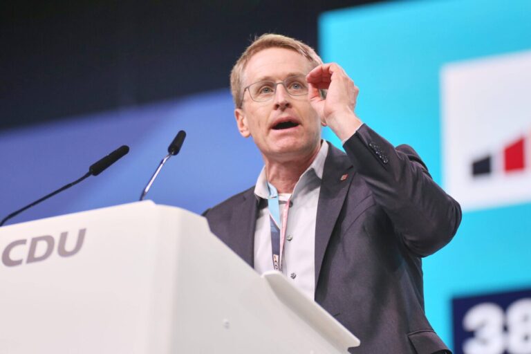 Das Bild zeigt Daniel Günther (CDU), den Ministerpräsidenten von Schleswig-Holstein. Er kündigt aktuell an, härter gegen Antisemitismus vorzugehen.