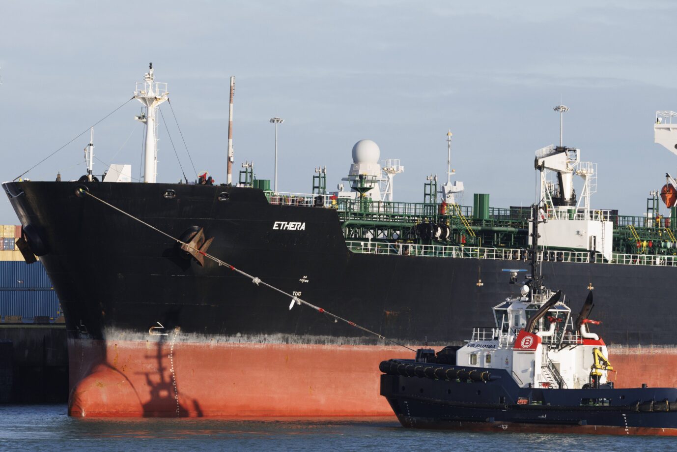 Russisches Öl, das bereits auf Tanker geladen wurde, darf nun verkauft werden. Symbolbild: IMAGO / Belga