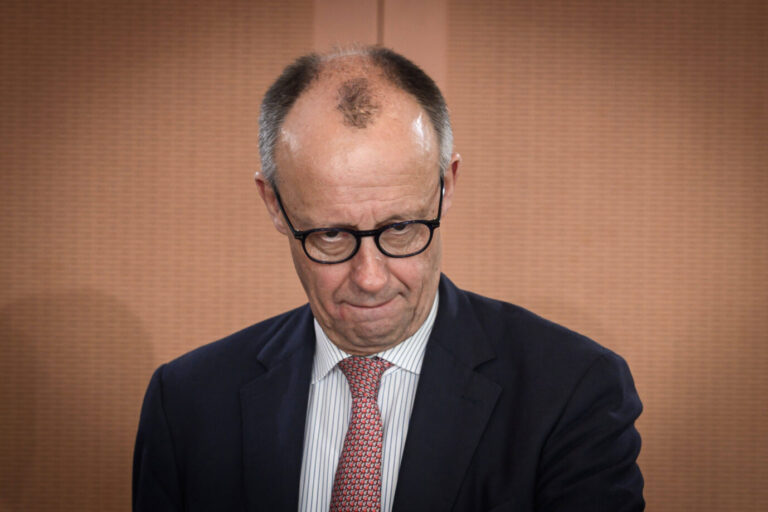 Trifft am Freitag auf Vertreter Deutschlands wichtigster Verbände: Kanzler Friedrich Merz (CDU) Foto: IMAGO / Christian Spicker