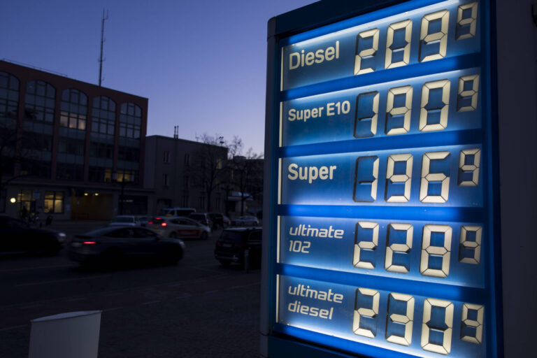 Spritpreis zum Teil deutlich über zwei Euro, hier an einer Tankstelle in Berlin-Charlottenburg.
