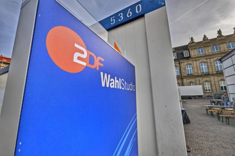 Blaues Schild mit der Aufschrift „ZDF WahlStudio“ vor einer Studiokulisse im Freien in Stuttgart; Aufnahme vom ZDF-Wahlstudio zur Landtagswahl in Baden-Württemberg 2026. ZDF-Wahlstudio in Stuttgart: Falsche Grafik sei keine Absicht gewesen. Foto: IMAGO / dts Nachrichtenagentur