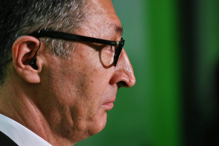 Plötzlich wird es unbequem für Cem Özdemir.