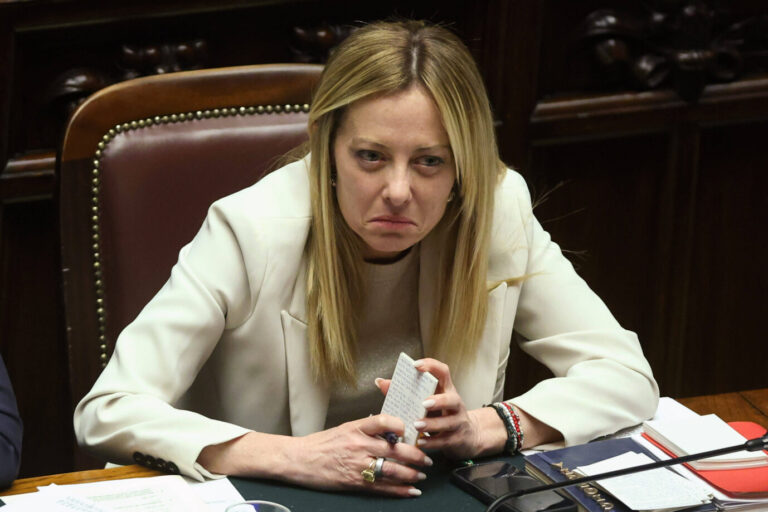 Reagiert auf die Energiekrise: Italiens Ministerpräsidentin Georgia Meloni senkt per Dekret die Steuern auf Benzin, um steigende Preise abzufedern. Foto: IMAGO / ZUMA Press