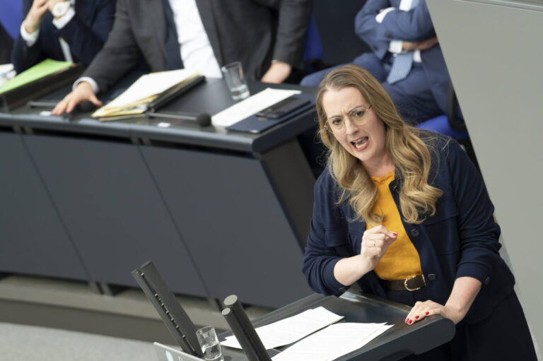 Grünen-Fraktionschefin Katharina Dröge, die die mit dem Sondervermögen getätigten Ausgaben anprangert.