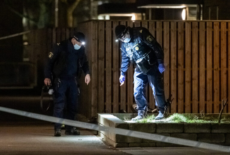 Männer in den Uniformen der schwedischen Polizei untersuchen einen Tatort – die Mordrate des Landes sinkt aber tatsächlich