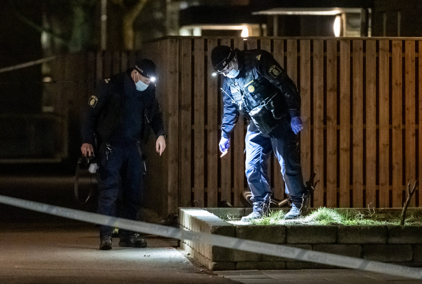 Männer in den Uniformen der schwedischen Polizei untersuchen einen Tatort – die Mordrate des Landes sinkt aber tatsächlich
