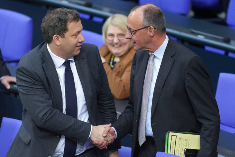 Bundeskanzler Friedrich Merz CDU mit Finanzminister und Vizekanzler Lars Klingbeil SPD. Foto: IMAGO / Political-Moments