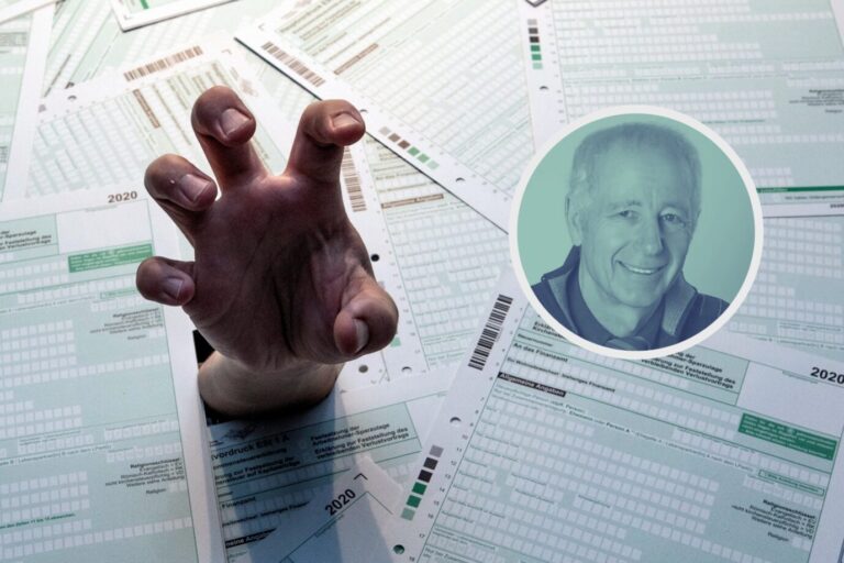 Eine Hand versinkt im Stapel von Einkommensteuererklärungen (Symbolbild): Deutschlands Spitzensteuersatz liegt deutlich überm OECD-Durchschnitt. (Themenbild)