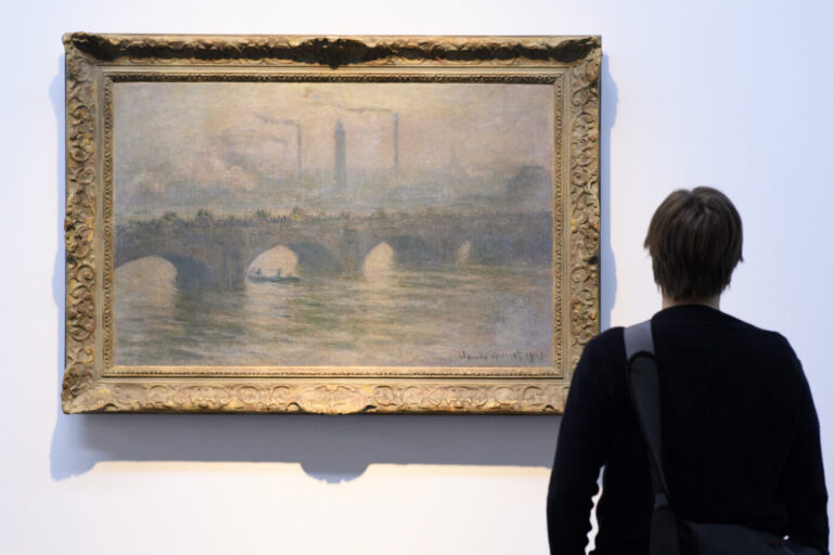 Malerei ansehen: Ein Mann steht im Museum vor dem Gemälde„Waterloo Bridge“ von Claude Monet (Archivbild).