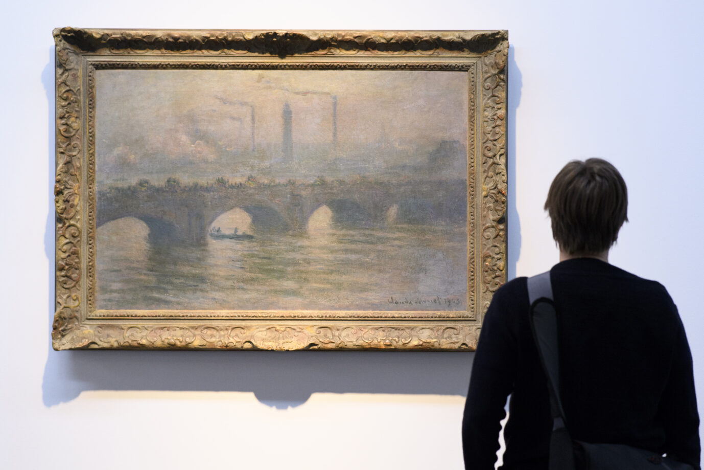 Malerei ansehen: Ein Mann steht im Museum vor dem Gemälde„Waterloo Bridge“ von Claude Monet (Archivbild).