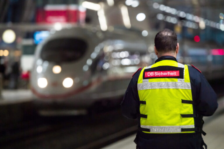 In einem ICE konnte sich ein erst 15jähriges Mädchen gegen die Sex-Attacke eines Asylbewerbers wehren. Der Syrer blieb allerdings nicht lange in Gewahrsam. Foto: picture alliance/dpa | Andreas Arnold