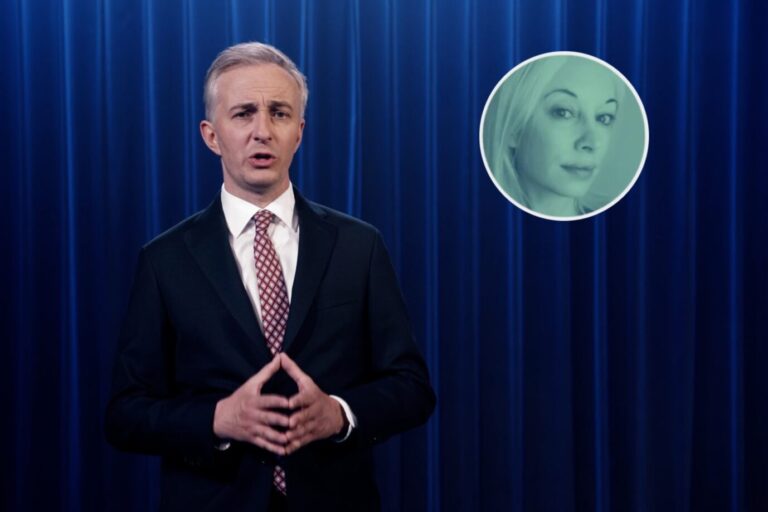 TV-Moderator Jan Böhmermann guckt säuerlich und faltet seine Hände zur Raute