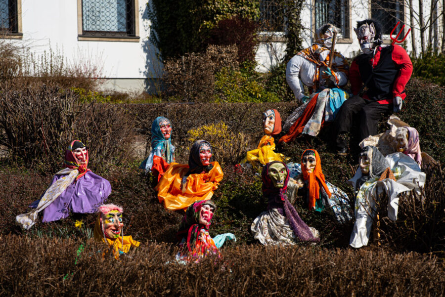 Zur Walpurgisnacht wurde ein Vorgarten im Harz mit Hexenfiguren geschmückt. 