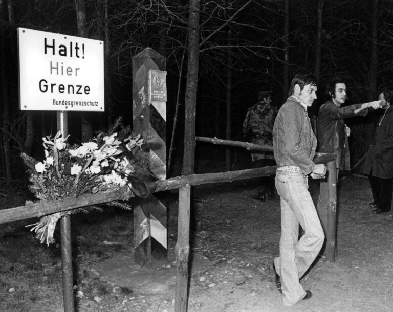 Gefährten gedenken des von DDR-Grenzern erschossenen Michael Gartenschlägers an der innerdeutschen Grenze.