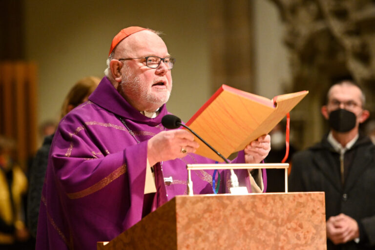 Kardinal Reinhard Marx während eines „Queergottesdienstes“ in München 2022. Jetzt ordnet er die Segnung homosexueller Paare an. (Themenbild)