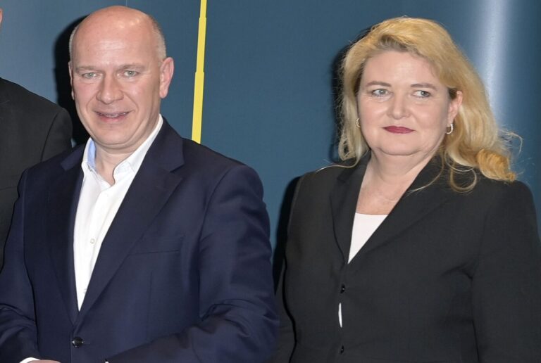 Fast gleichauf: Berlins Regierender Bürgermeister Kai Wegner mit seiner CDU und Kristin Brinker mit ihrer Berliner AfD.