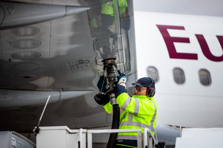 Europa. Ein Flugzeug vom Typ Airbus A320 der Fluggesellschaft Eurowings wird am Flughafen Stuttgart mit Kerosin vom Typ Jet A-1 betankt. Wie lange noch? Foto: picture alliance/dpa | Christoph Schmidt