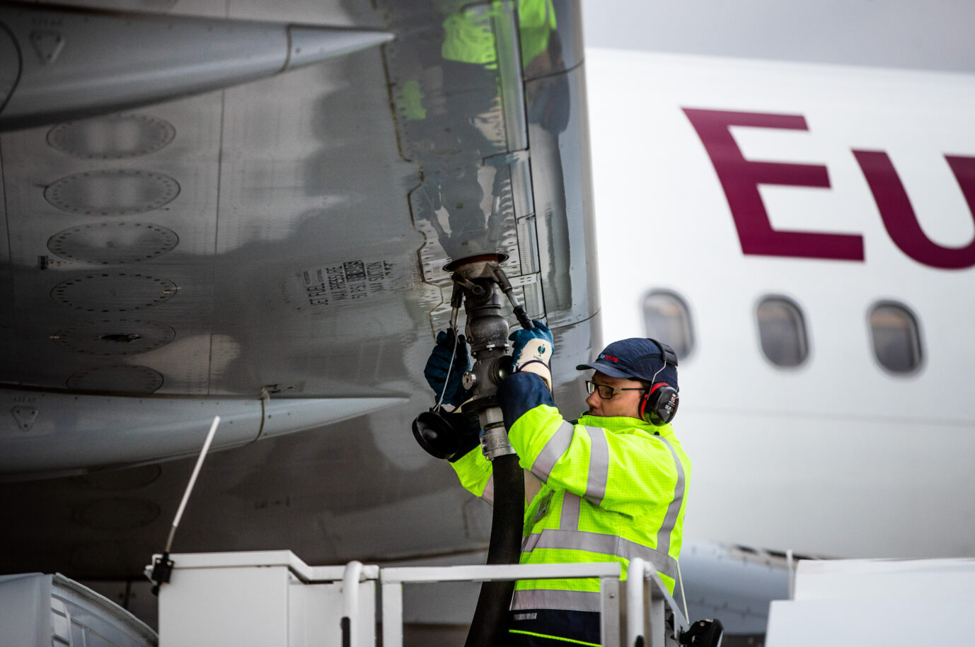 Europa. Ein Flugzeug vom Typ Airbus A320 der Fluggesellschaft Eurowings wird am Flughafen Stuttgart mit Kerosin vom Typ Jet A-1 betankt. Wie lange noch? Foto: picture alliance/dpa | Christoph Schmidt