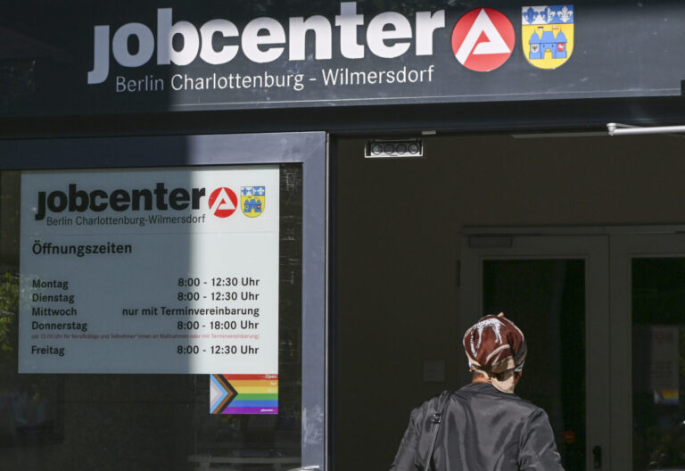 Eine Frau geht in das Jobcenter Berlin Charlottenburg-Wilmersdorf. Der zweite Teil der Bürgergeld-Reform tritt am 1. Juli in Kraft. Zwei Drittel der Deutschen wollen, dass Migranten eine längere Zeit arbeiten müssen, um Sozialleistungen zu erhalten.