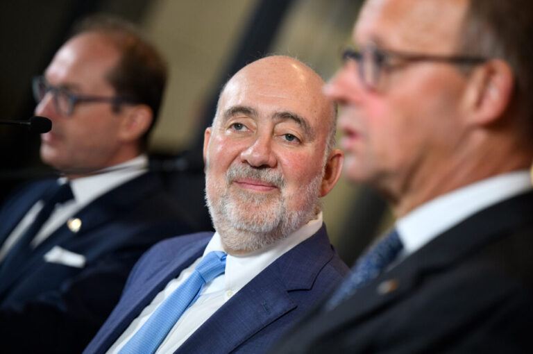 Israels Botschafter Ron Prosor, im Vordergrund Bundeskanzler Friedrich Merz