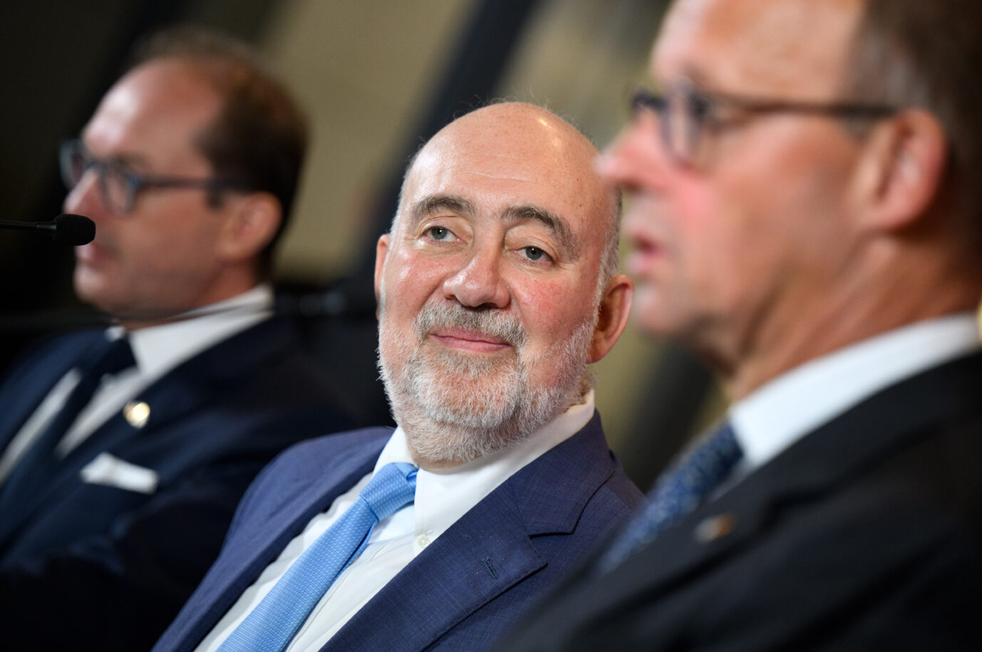 Israels Botschafter Ron Prosor, im Vordergrund Bundeskanzler Friedrich Merz