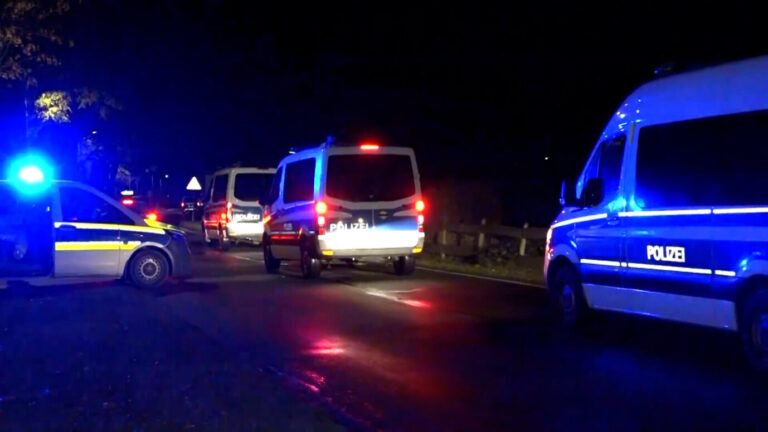 Das Videostandbild zeigt Polizeifahrzeuge beim verlassen des Einsatzorts. Nach rund 34 Stunden ist ein Großeinsatz der Polizei wegen eines bewaffneten und in einem Haus im Landkreis Havelland verschanzten Mannes zu Ende gegangen. Der Verdächtige sei gegen 0.30 Uhr in der Nacht auf Sonntag im Dachgeschoss des Gebäudes in der Gemeinde Milower Land von den Einsatzkräften aufgefunden worden, sagte eine Polizeisprecherin. In Strausberg hat ein Afghane einen Syrer erstochen.