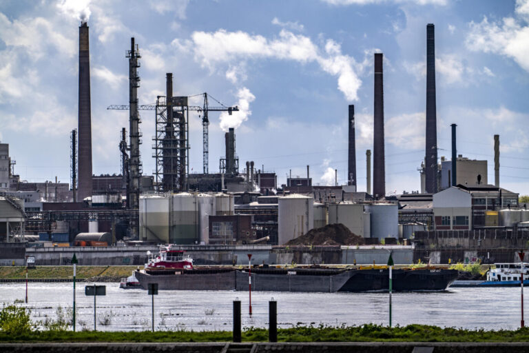 Das Venator Chemiewerk in Duisburg-Homberg, am Rhein, aktuell sollen rund die Hälfte der Beschäftigten entlassen werden, ein Teil der Produktion soll nach Uerdingen verlegt werden, es gibt Befürchtungen, dass das gesamte Werk geschlossen wird, ehemals Sachtleben Chemie, Duisburg NRW, Deutschland. Immer mehr Unternehmen beklagen Materialknappheit.