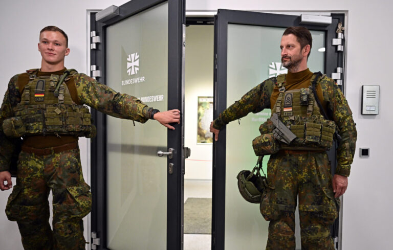 Zwei Soldaten der 4. Kompanie des Panzerbataillon 393 aus Bad Frankenhausen stehen vor der Tür des Karrierecenter der Bundeswehr in Erfurt. In einem solchen müssen sich deutsche Männer abmelden, wenn sie einen längeren Auslandsaufenthalt planen. Foto: picture alliance/dpa | Martin Schutt