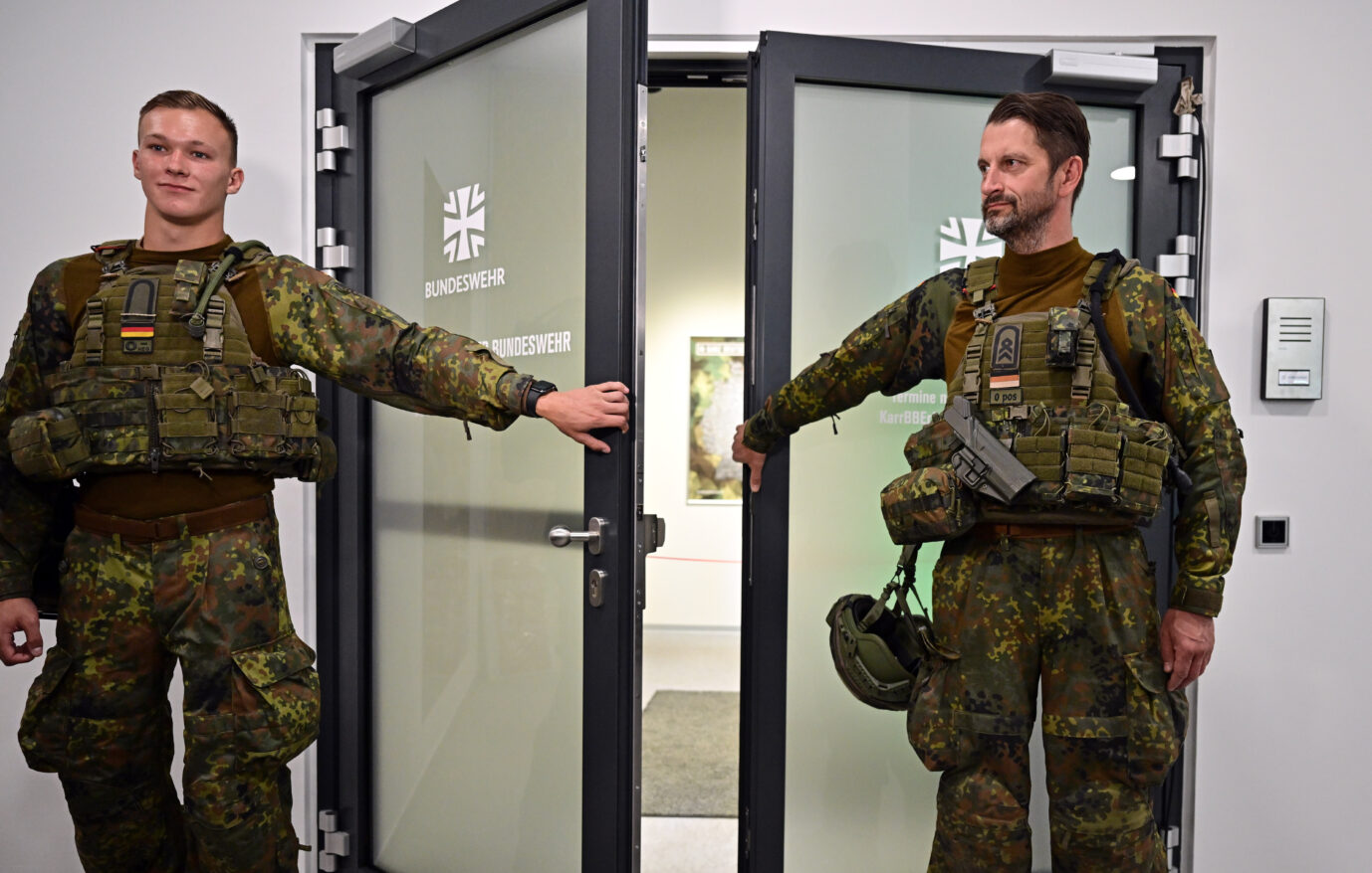Zwei Soldaten der 4. Kompanie des Panzerbataillon 393 aus Bad Frankenhausen stehen vor der Tür des Karrierecenter der Bundeswehr in Erfurt. In einem solchen müssen sich deutsche Männer abmelden, wenn sie einen längeren Auslandsaufenthalt planen. Foto: picture alliance/dpa | Martin Schutt