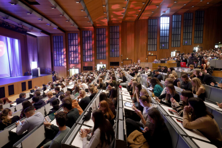 Man sieht einen großen Hörsaal der Universität Köln, darin sitzen Studenten – Symbolbild für die Freiheit der Wissenschaft.
